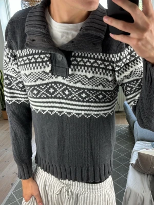 Mönsterstickad Tröja - Unik och jätte trendig! Mått: A:50 B:42 C:40 D:61 (cm) Skriv vid fundering 😇🙌