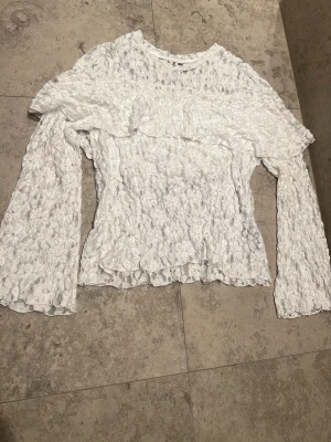 Ny spets blus från Gina tricot  - Superfin ny vit spetsblus med volangdetalj, super söt till sommaren, storleken är M men skulle säga att den gott passar L också 💗🌸