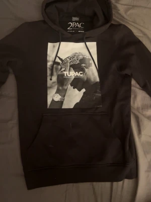 Mister tre 2 pac tröja - Svart mister tee 2 pac hoodie. Storlek s-xs