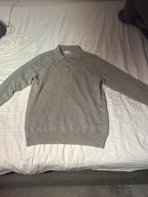 Kashmirtröja Davida Cashmere  - Säljer en ljusgrå kashmirtröja från Davida Cashmere. Storleken är M och har en bra passform. Denna tröja är använd ungefär 2 gånger och är i princip i nyskick. Väldigt dyrt nyskickspris på 2900 så bra chans och få en billigare kashmirtröja. 