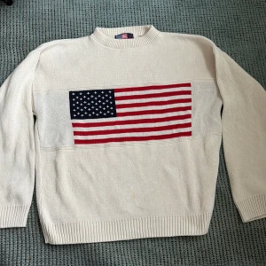 Vit tröja med amerikansk flagga från Stars and Stripes - Hej!👋Jag säljer en tröja som är identiskt med de väldigt populära Ralph lauren USA flagga tröjan‼️