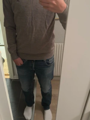 J.Lindberg hoodie/sweatshirt - Säljer en exklusiv J.Lindeberg hoodie, köpt direkt i en J.Lindeberg-butik. Den är helt ny, aldrig använd och i perfekt skick. Premiumkvalitet, stilren design och riktigt skön passform  Modellen på bilden är 180 cm och väger ca 70 kg, så du får en bra känsla för hur hoodien sitter.  ✔️ Äkta J.Lindeberg ✔️ Ny & oanvänd ✔️ Köpt i butik ✔️ Stilren och modern look  Hör av dig om du vill se fler bilder, mått eller diskutera ett prisförslag.