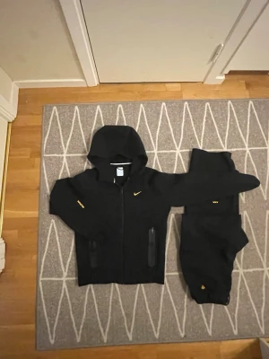 Nike nocta tracksuit  - Svart Nike tracksuit med guldig design skön vardaglig outfit 