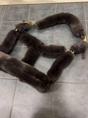 Mörkbrun fluff grimma i storlek Xfull - Säljer då den inte kommit till användning alls, inte ens provad. Bra och hållbart material, köpt för 430 säljs för runt 300, pris kan dock diskuteras då jag vill bli av med lite häst grejer osv