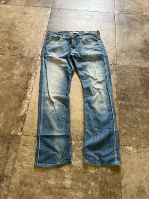Vintage Flared Levi’s 506 Jeans - tja! säljer nu mina levis 506 jeans med sjukt feta fades👏 de sitter flared/straight🥹 strlk 33/34 o i riktigt bra skick🫡 tveka inte på att skriva ifall ni har fler frågor😉