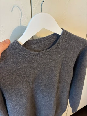 Kashmir tröja - Mörkgrå Kashmir Sweatshirt | Storlek XS | Modellen är 177cm lång, passar lite kortare | Endast testad, därför nyskick | Hör av dig vid frågor🌟