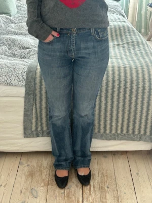 Blå raka Levis jeans  - Supersnygga levisjeans med raka men och medelhög midja, köpta vintage