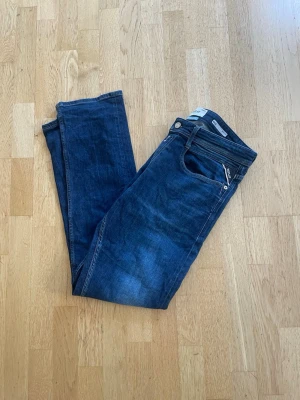 Replay jeans - Replay jeans i storlek W31 L32. Mörkblå och lätta att styla. Perfecta till hösten.