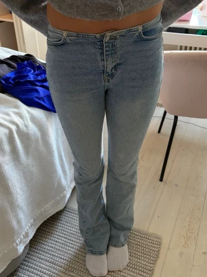 Ljusblå bootcut jeans - Snygga ljusblå jeans låg midja och raka ben. Jeansen har klassisk femficksdesign och stängs med dragkedja och knapp. Perfekta för en avslappnad och trendig look. Tillverkade i denim med lätt stretch för extra komfort.