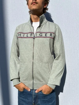 Tommy Hilfiger kofta S - Hej och välkommen till byTorén. Detta är en kofta från Tommy Hilfiger i storlek S med normal passform. Modell på bild är ca 182, 67kg. Plagget är i bra skick utan några defekter. Tveka inte på att höra av dig, även om det skulle vara minsta lilla;)