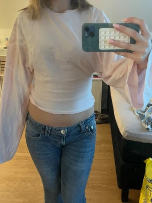 Ljus rosa långarmad topp - Bra skick använt runt 3 gånger , kommer inte till användning längre, skriv vid frågor 💕