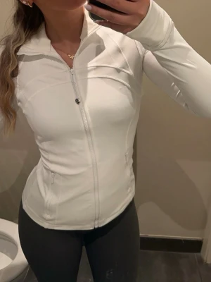 Lululemon defined jacket i vit  - Jättefin jacka från Lululemon men som inte används!!💕Kan skicka fler bilder vid intresse och bevis på köp (köpt i butik i USA). Använd men i fint skick (nopprig)🌸