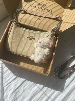 Coach Terry Shoulder Bag  - Used Coach Terry Shoulder bag, but very well taken care of. I've honestly treated it like my own child😅😊So the bag itself is in very nice condition! The original box is included, although it has unfortunately seen better days, as you can see in the pictures. The Jellycat is included (original price 30€). You can send me offers but make sure theyre reasonable😊🌺