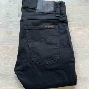 Nudie Jeans  - Otroligt snygga nudie jeans i 9,5/10 skick ✅ Storlek W30 L30❕Fraktar inom 1-3 dagar 🕝 Hör av dig vid minsta intresse 💭
