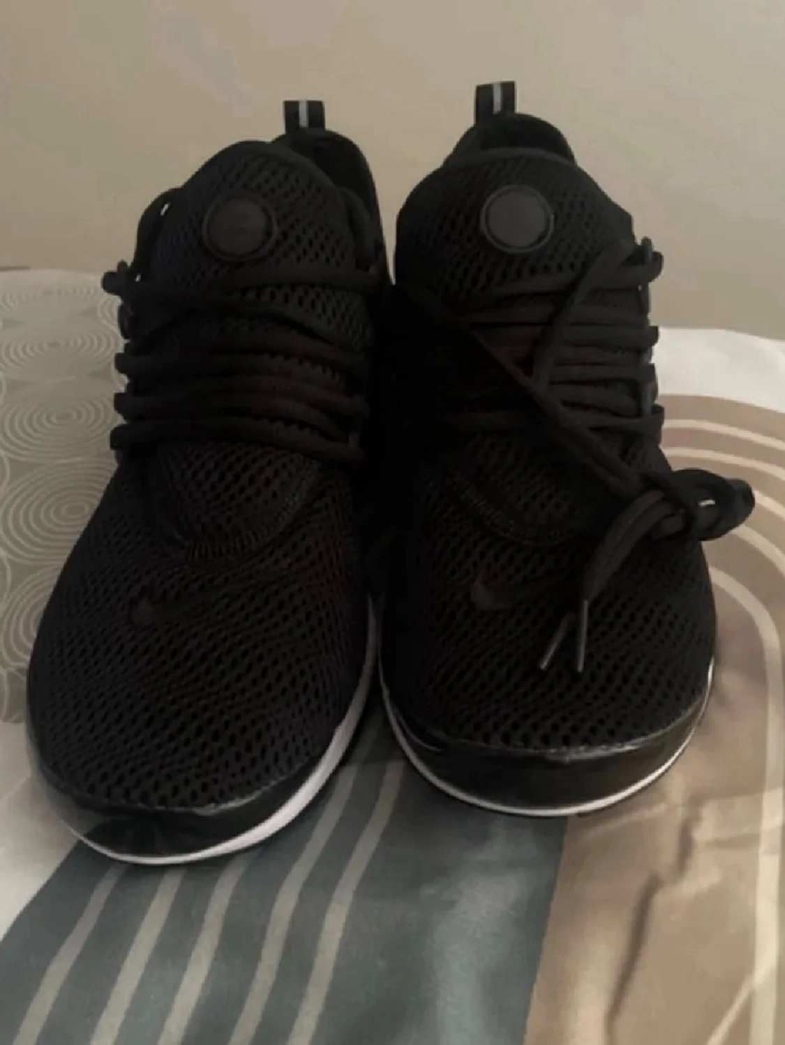 Svart vita Nike prestos  - 1