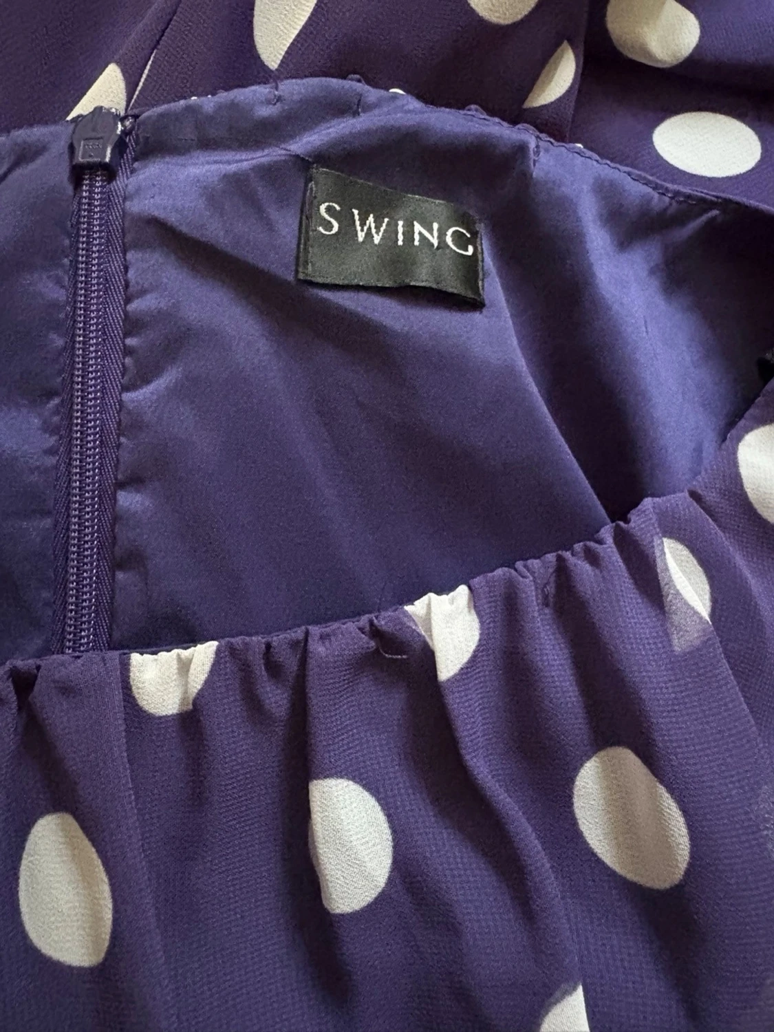Lila prickig klänning från Swing - 1