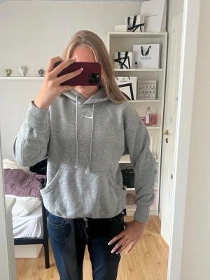 Grå hoodie med huva och ficka - Säljer en klassisk grå hoodie från Nike ! I storlek S men är väldigt oversize ! Passar bättre till nån som är M/L 💕 aldrig använd !!!!! Köpt för 500/600kr 