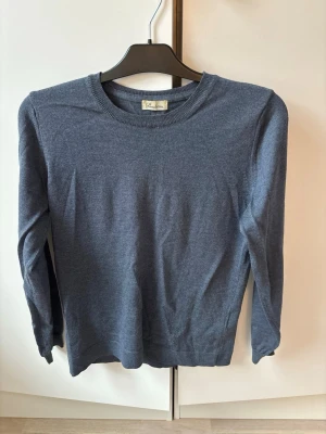  100% merinoull stenströms tröja - Jättefin ursnygg Stenströms tröja i storlek M. Väldigt snygg och unikt plagg perfekt nu till hösten och av högsta kvalité i stickat 100% merinoull material! Inga hål eller fläckar i mycket gott skick en strykning och som ny! Tveka inte vid minsta fråga eller fundering