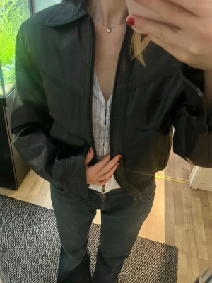 Svart äkta skinnjacka - Snygg svart äkta skinnjacka💞 skriv vid frågor!