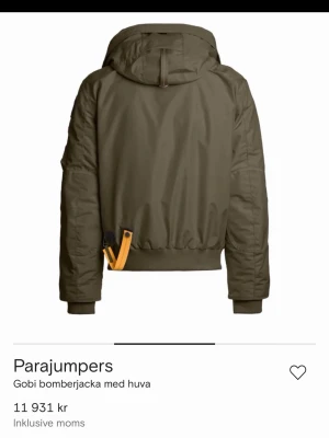 Parajumpers Gobi bomberjacka med huva - Stilren Gobi bomberjacka från Parajumpers i mörkgrönt med huva och ikonisk gul remdetalj vid midjan. Jackan har ribbade muddar, dragkedja och praktiska fickor. Perfekt för dig som vill ha en cool och funktionell look. Kom med prisförslag eller skriv vid minsta fundering 💭 mvh Tobbe 