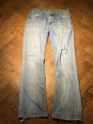 Vintage Bootcut Levi’s 507 - Midja 41,5 cm Längd 110 cm Benöppning 23 cm Innerbenslängd 86,5 cm 