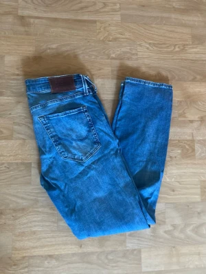 Jeans Jack & Jones  - Jeans från Jack & Jones, se slitage på bild 2     Storlek W31 L30, Slim Fit 