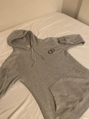 Grå hoodie - Säljer en grå hoodie i storlek S. Hoodien är i väldigt fint skick och knappt använd, då den tyvärr var för liten för mig. Pris kan diskuteras! Skriv gärna om du vill ha fler bilder eller mer information.