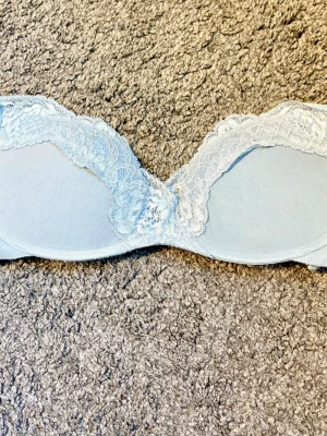Intimissimi BH - Den populära BH från Intimissimi i 75c. Använd fåtal gånger då den ej passar.