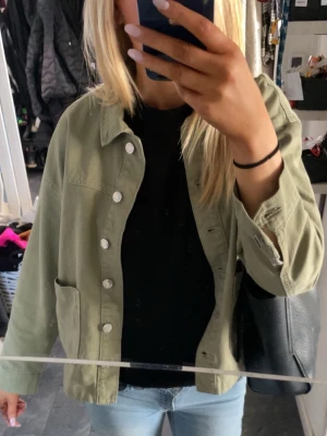 Grön jeansjacka  - Säljer mig gröna jeans jacka då den inte används nå mer är som ny då jag använt den några få gånger! Hör av er vid frågor 