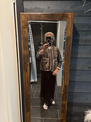 Leopardmönstrad quiltad jacka - Säljer en leopardmönstrad quiltad jacka med beige kantband och stora fickor framtill. Jackan har knappar och en croppad passform som ger en trendig look. Perfekt för dig som vill sticka ut med ett djurmönster.