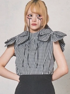 Volume Frill Blouse - Axes Femme - Axes Femme’s Fickle Bebe line. Köpt på rea för 633kr och ordinarie pris är 1050kr. Har ingen prislapp kvar men den är helt ny, endast tvättad och testad. Material: polyester 60% och bomull 40%. OBS: tyget är tyvärr inte alls stretchigt men plagget har dragkedja på baksidan för att man lättare ska kunna få på sig den. Mått enligt hemsida är: 59.5cm i längd, 90cm i bystvidd och 46cm i axelvidd.