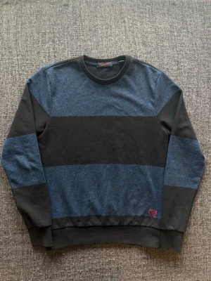 Scotch & soda tröja ~ vintage  - Sjukt eftertraktad Scotch & Soda tröja ~ vintage randig modell | st M  | färg marinblå/svart | äldre modell som inte längre tillverkas och därför är svår att hitta | vintageplagg i fint skick | sällsynt 2000’s modell | OBS kan gå ner lite i pris vid snabb affär! 🏄 