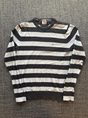 Hilfiger denim tröja ~ vintage  - Sjukt eftertraktad Hilfiger Denim tröja ~ vintage randig modell | st S | färg svart/grå | vintageplagg i bra skick | äldre modell som inte längre tillverkas och därför är svår att hitta | sällsynt 2000’s modell | OBS kan gå ner lite i pris vid snabb affär! 🏄