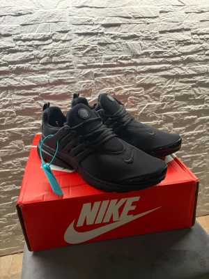 Nike svarta sneakers Presto lows - Snygga helsvarta Nike Presto sneakers. Skorna är otroligt sköna och kommer i sko boxen. 