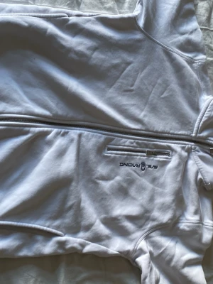 Vit hoodie från Sail Racing - Säljer min sail racing hoodie då det är dags att byta stil, hyfsat nyinköpt och inte använd mycket