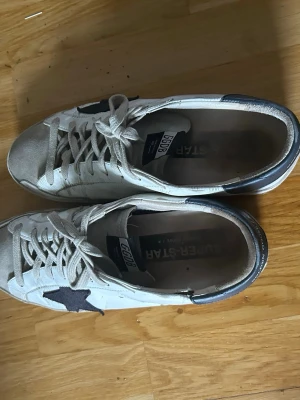Golden Goose  - Säljer mina golden Goose/Kom med bud ps box medföljer ej . Kontakta mig vid eventuella frågor 