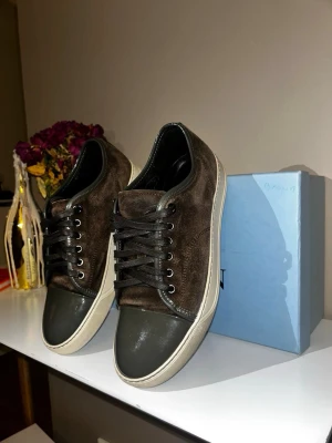 Lanvin - Säljer nu mina super snygga bruna lanvins, perfekta skon nu inför hösten. mockan, sulorna och toe capen är i super fint skicka! Dustbag och box ingår. Tveka inte vid frågor! 