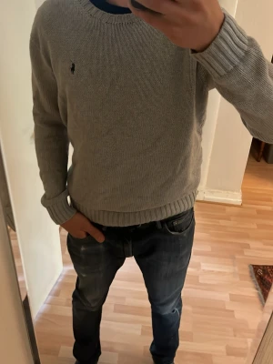 Ljusgrå stickad Ralph lauren tröja - En stilren klassisk stickad ljusgrå Ralph lauren tröja som är perfekt att ha till hösten när de blir kallare. Stl S men sitter som M🙌