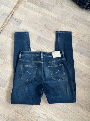 Jättefina Jacob Cohen jeans w29 - Superfina populära och eftertraktade Jacob Cohen jeans i w29 säljes. 103 cm total längd och 39 cm breda i midjan. Inga hål eller fläckar i utmärkt nyskick skick och tveka inte vid minsta fråga eller fundering!