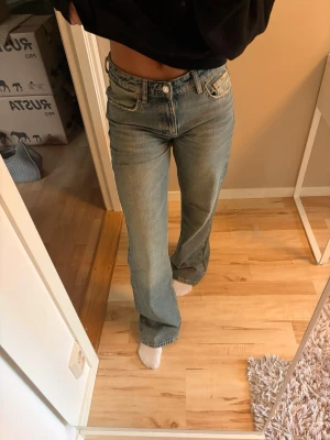 Ljusblå jeans från Zara - Säljer ett par ljusblå jeans med medelhög midja från Zara. Jättefina jeans som endast använts ett fåtal gånger så är i mycket fint skick. Passar till vardags men även att klä upp. 