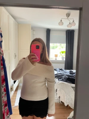 Off shoulder vit stickad tröja - Säljer en snygg off shoulder stickad tröja i vitt. Tröjan har bred ribbad kant upptill som ger en trendig look och långa ärmar. Perfekt att matcha med kjol eller jeans för en stilren outfit.