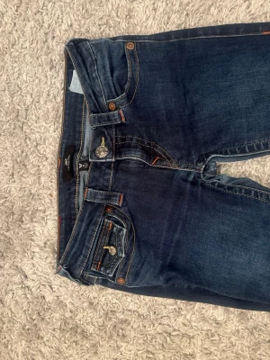 Mörkblå bootcut jeans True Religion - Snygga mörkblå bootcut jeans från True Religion, har knappt använt och är i bra skick 