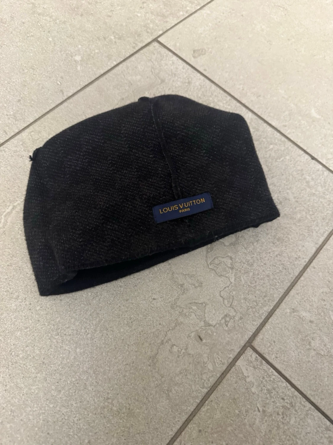Svart ribbad mössa med patch - 3