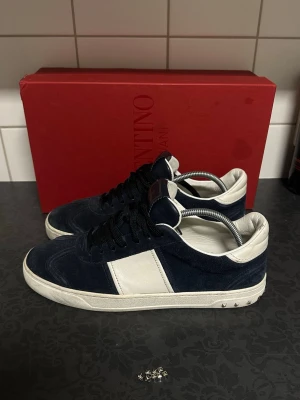 Valentino flycrews  - Snygga mölkblåa valentino flycrews I väldigt bra skickt. Kommer med extra nitar och box inte org box till flycrews men ändå riktig valentino box.