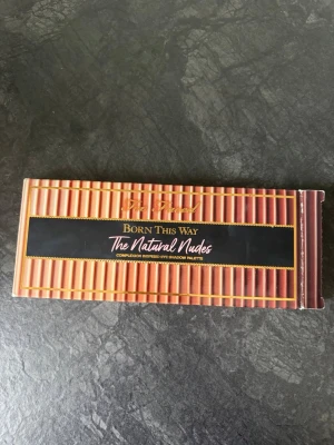 Born This Way The Natural Nudes - Ögonskuggspalett från Too Faced, knappt använd vissa färger är orörda. (Nypris 699kr)