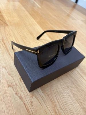 Svarta solglasögon från Tom Ford - Svarta solglasögon från Tom Ford. Kommer med originaletui, putsduk och förpackning. Kvalité är perfekt, helt oanvända och nya. 