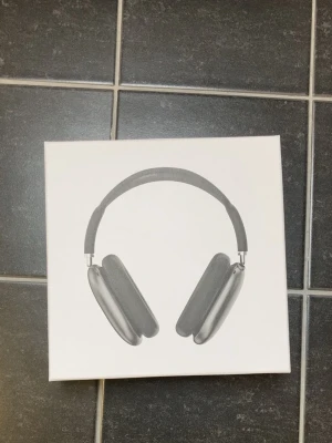 AirPods max - Fick dessa av min morsa efter att hon varit i England 🇬🇧  De är helt nya och endast öppnade ur plasten. Tyvärr finns inget kvitto, vilket är anledningen till det låga priset. Nya kostar runt 6 000 kr.  🔢 Serienummer finns på produkten/boxen ❌ Kvitto saknas ✨ Helt nya, endast öppnade 💰 Säljs billigare p.g.a. saknat kvitto 🚫 Ingen retur på denna produkt ⚡ Först till kvarn!  Skriv vid intresse!