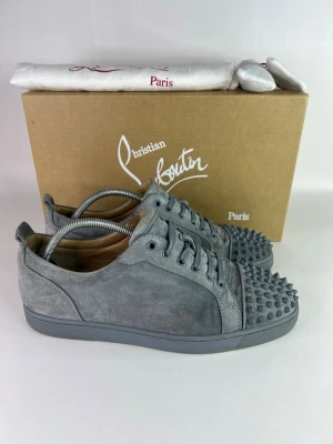 Christian Louboutin sneakers  - Storlek 42,5 bra skick med allt og 