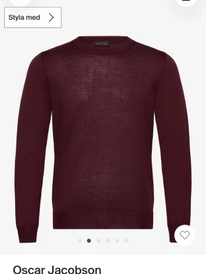 Oscar Jacobsson vinröd merinoullströja i nyskick - Riktigt snygg stickad 100% merino ull tröja endast använd ett par gånger, kvitto finns, 