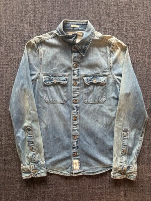 Abercrombie & fitch skjorta ~ vintage  - Sjukt eftertraktad Abercrombie & Fitch skjorta ~ vintage modell | st S | färg jeansblå | klassisk passform | sällsynt 2000’s modell | OBS kan gå ner lite i pris vid snabb affär! 🏄